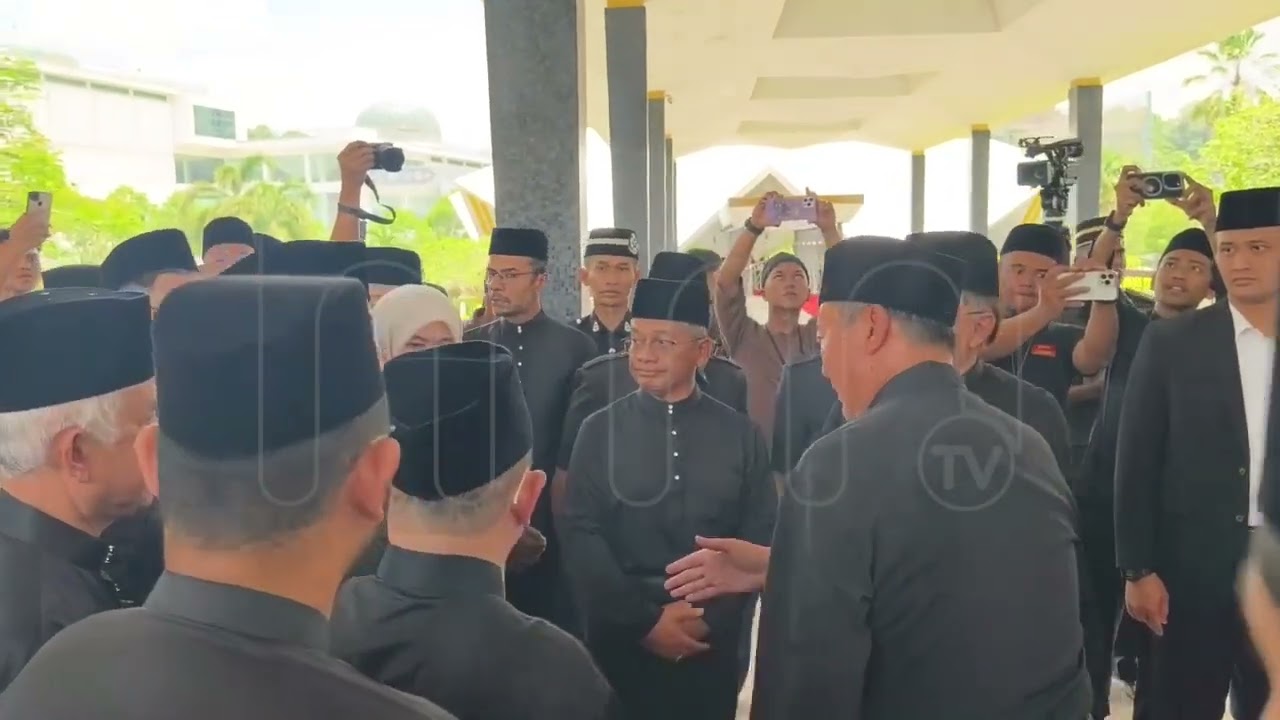 Datuk Seri Anwar Ibrahim bersama beberapa Menteri Kabinet turut hadir memberi penghormatan terakhir