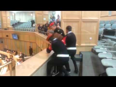 الامن يخرج مواطنا بعد صراخه من الشرفات خلال جلسة النواب   الحقيقة الدولية