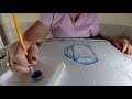 Pintando uma caneca com molde de plástico.