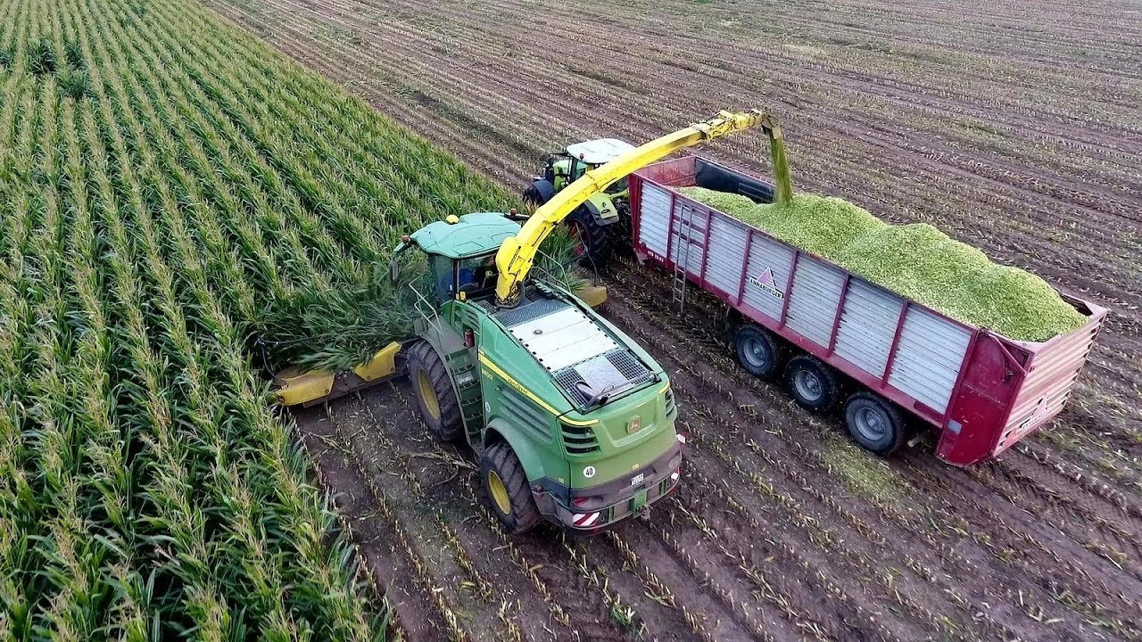 Siláže s řezačkou John Deere 8800i