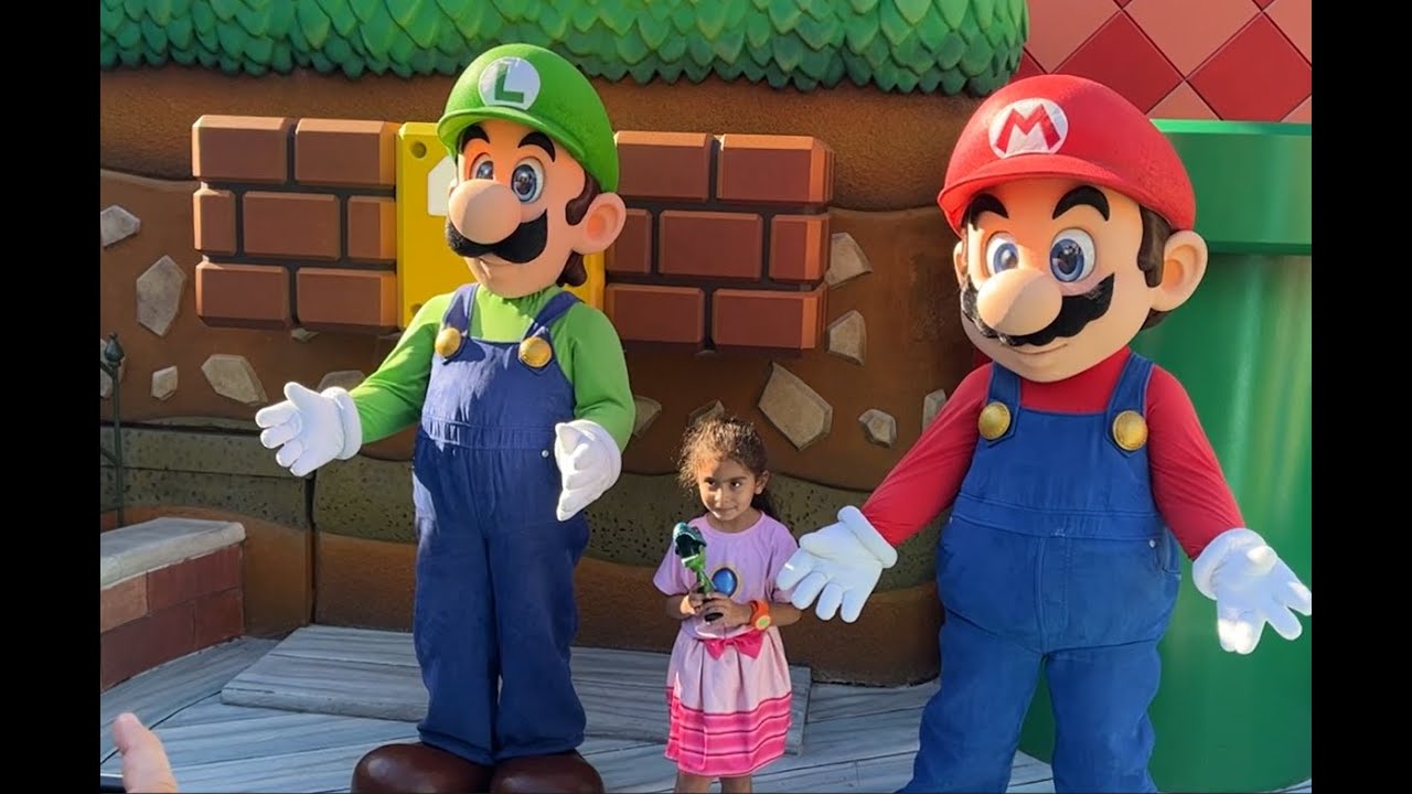 Встреча Марио и Луиджи HHN 2023 | Девушка с игрушечным динозавром перевозит Луиджи в Super Ninten...