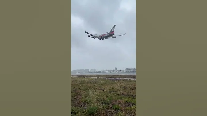 Boeing 747 Takeoff & Landing in Rain