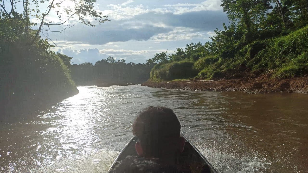 MENJALA IKAN DI ARUS DERAS SUNGAI KATINGAN 