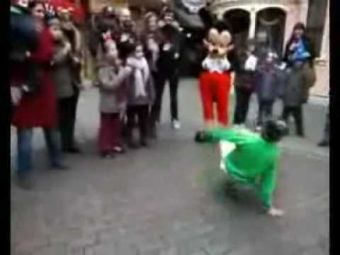 Mickey Mouse vs Justin Bieber in Disneyland (battl...