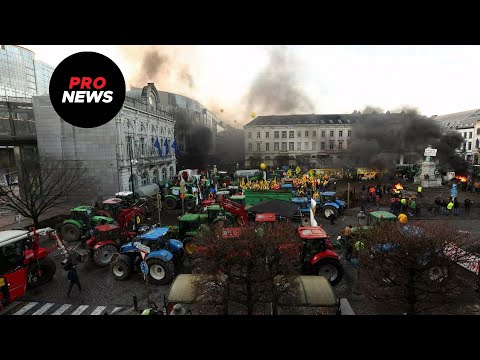 Χάος στις Βρυξέλλες: Οδομαχίες αγροτών και αστυνομικών έξω από το Ευρωπαϊκό Συμβούλιο