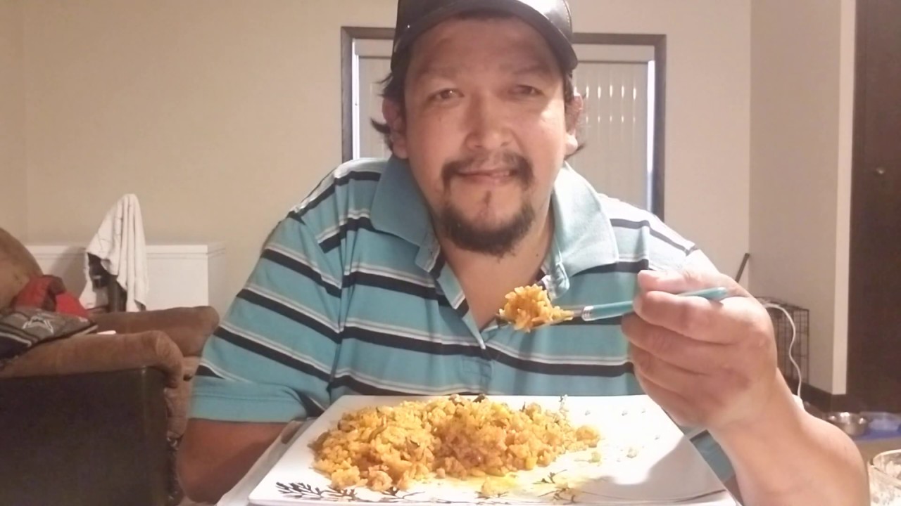 Hablando español/comiendo seafood fried rice