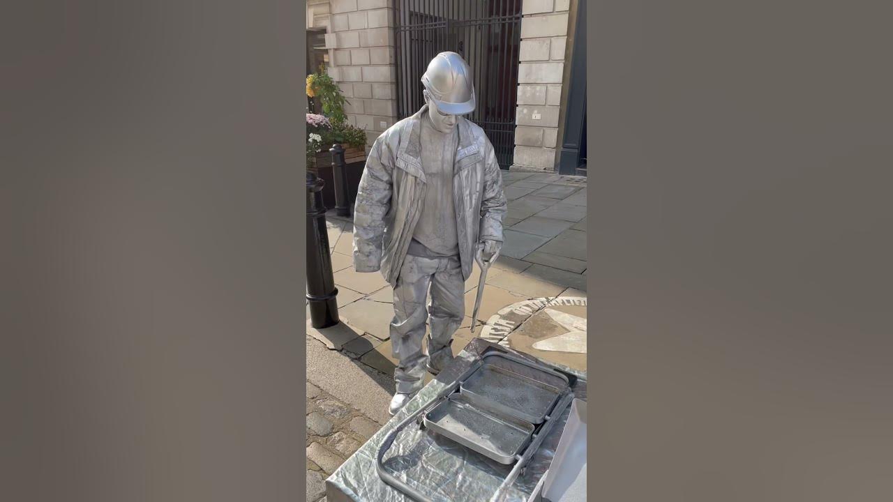 How Levetating Silverman statue gets enough of his show/Street Entertainment/ Covent Garden