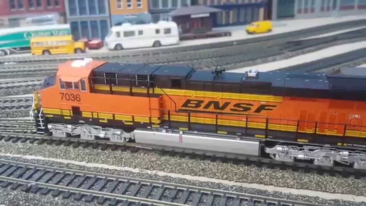 MTH HO BNSF ES44AC Running on the layout. - YouTube