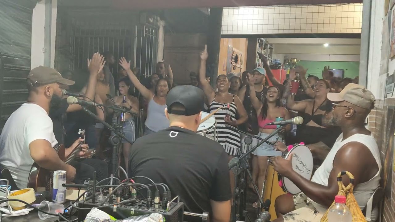 O coro comeu na mario Cardim ...O povo cantou tudo e mais 1 pouco 