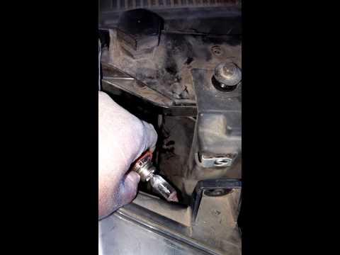 2007 Chevrolet Avalanche headlight replacement - Low Beam