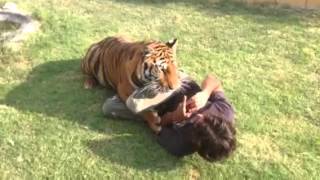 Fauna y Acción. Noa jugando con Tete