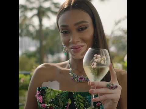 Das Haus Perrier-Jouët ersetzt bei der AMFAR Gala in Cannes zusammen mit Winnie Harlow den roten Teppich durch eine extravagante, an die unbändige Kraft der Natur erinnernde Kreation