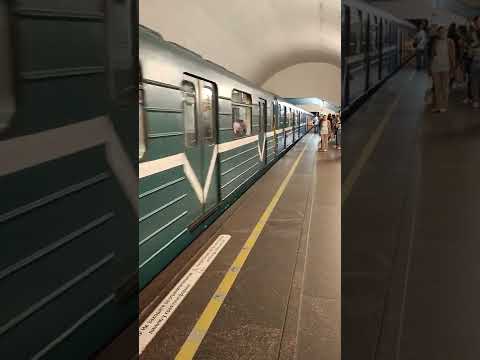 Video: Stesen metro Vladimirskaya ialah satu lagi ciri kereta bawah tanah St. Petersburg