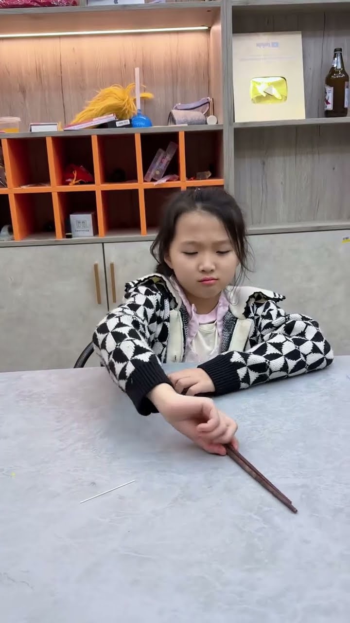 【斗罗大陆】调皮唐舞桐钻进唐老六耳朵里了，老六要怎么把她取出来呀？#斗罗大陆#唐老六#唐舞桐
