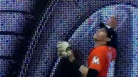 Christian Yelich makes an outstanding jumping catch