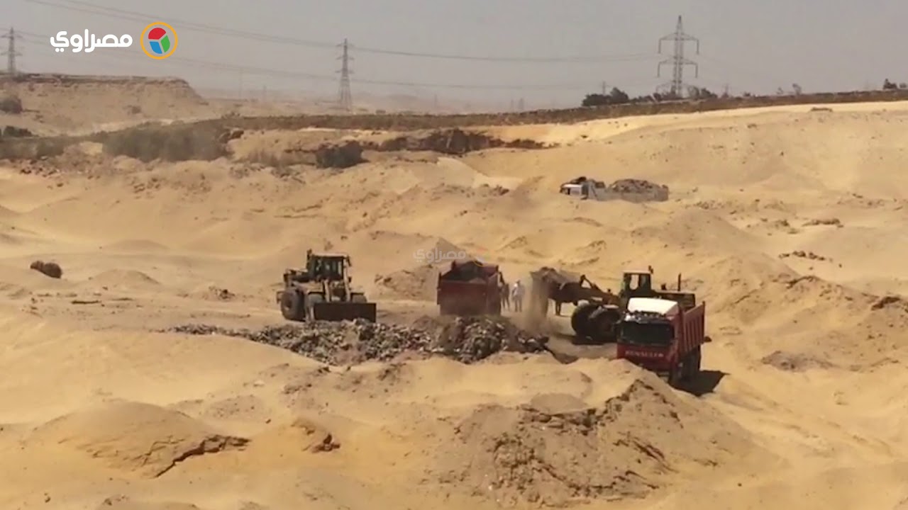 البيئة تزيل المخلفات من محمية الغابة المتحجرة بالقاهرة الجديدة