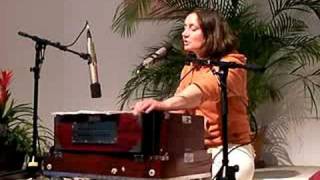 Video-Miniaturansicht von „Shri Raghunatha - Mantra-Singen mit Katyayani“