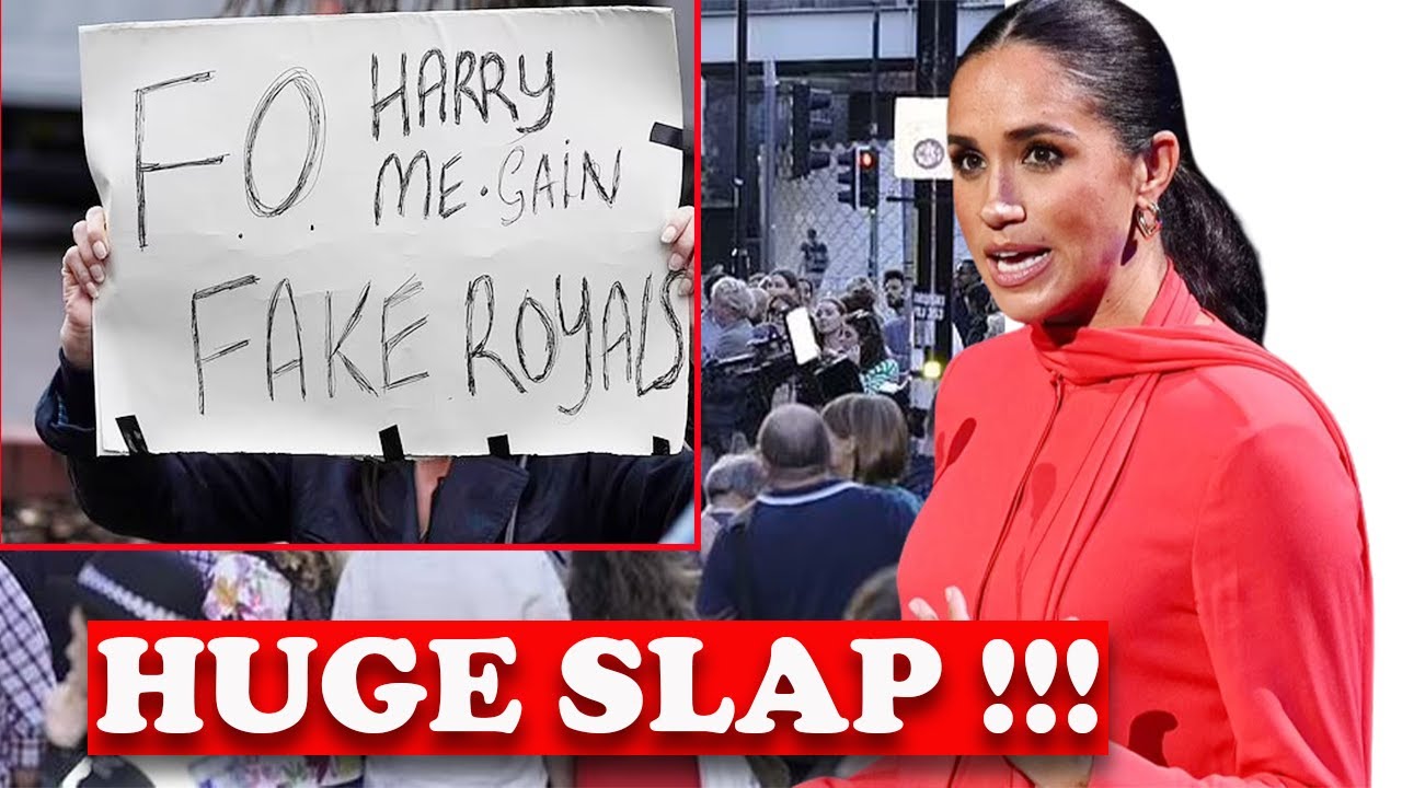 protesters-hold-up-sign-calling-sussexes-fake-royals-outside-royal