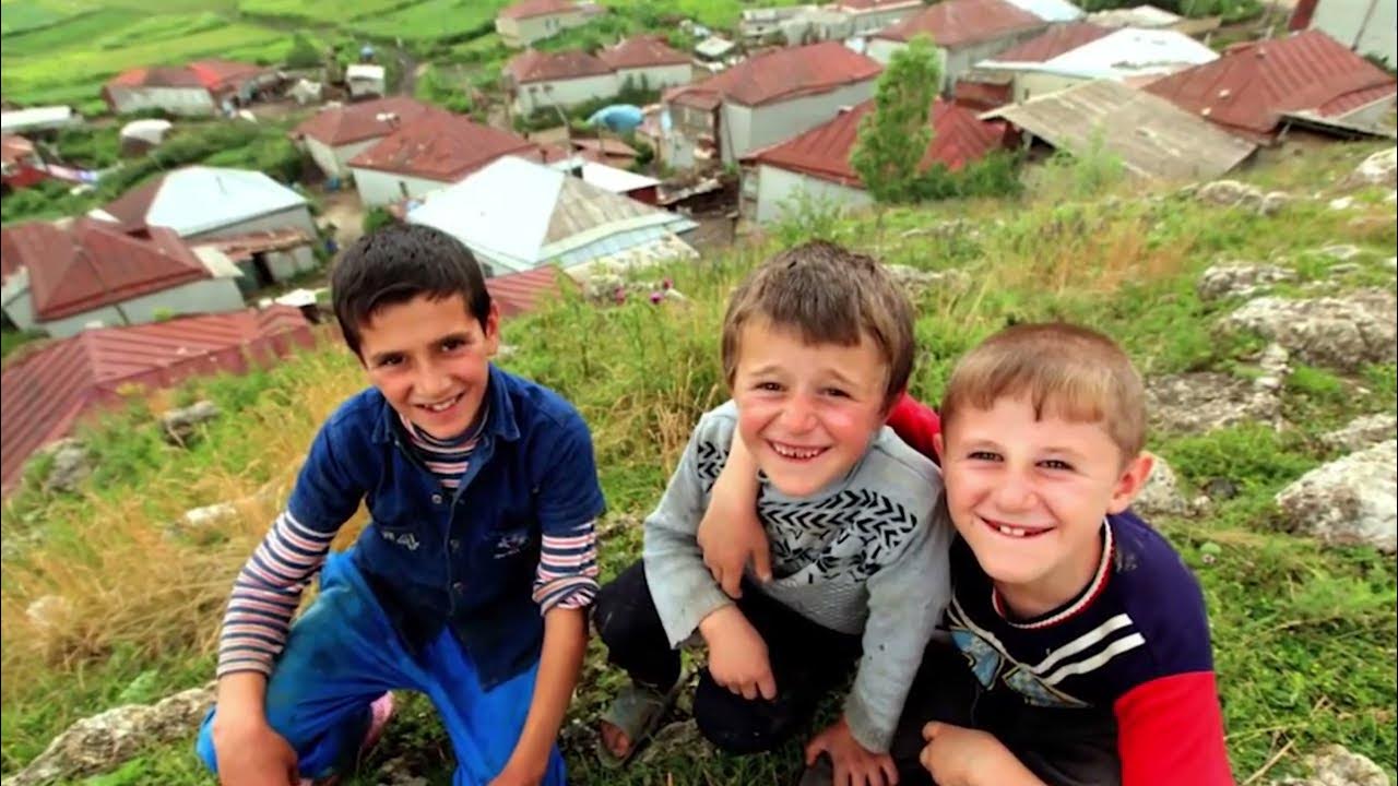 Азербайджан мальчик. Дети грузины. Деревня грузины. Грузинские детские дома.