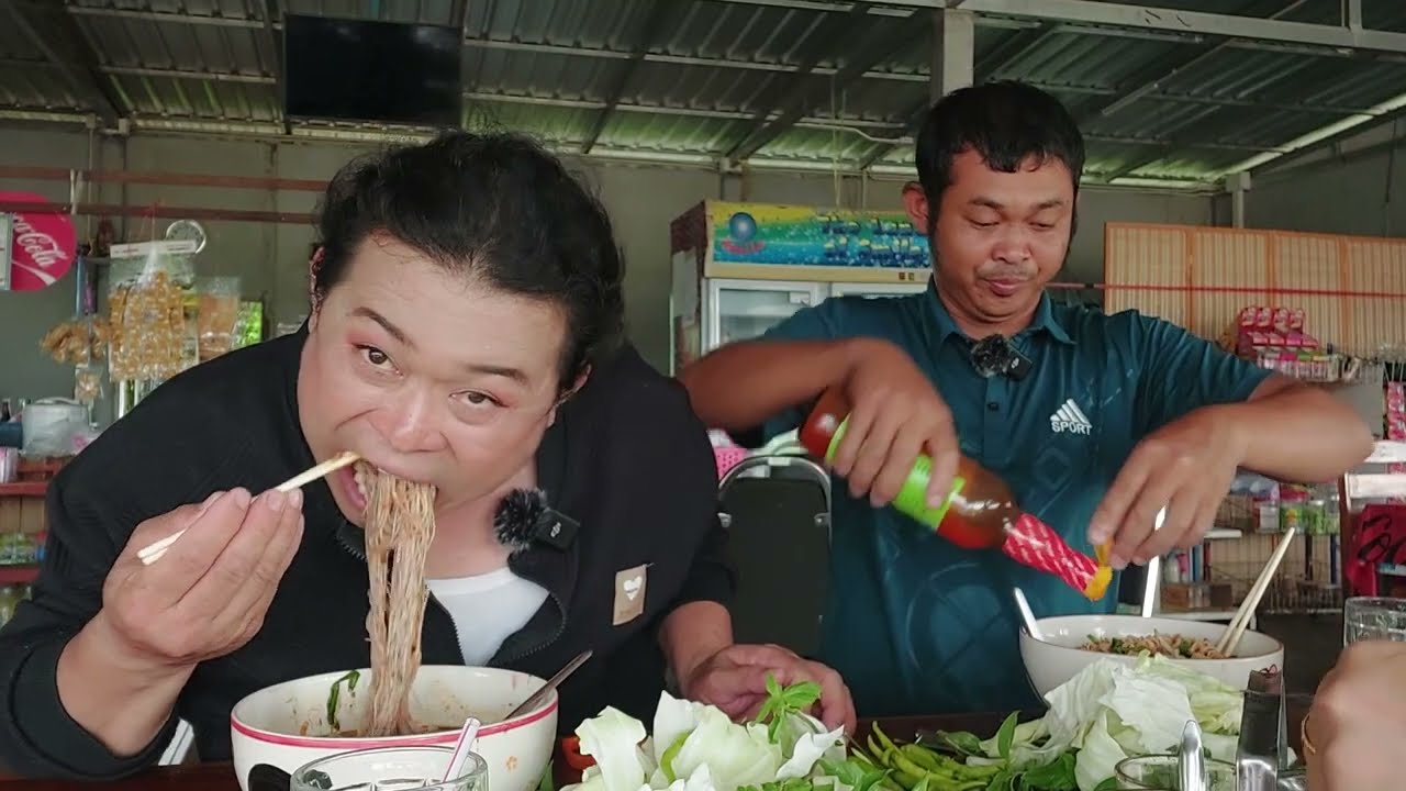 ก๋วยเตี๋ยวร้านนี้มากินเมื่อไหร่ไม่มีผิดหวังรสชาติคืออร่อยสุดๆผักสดๆกินคู่กัน