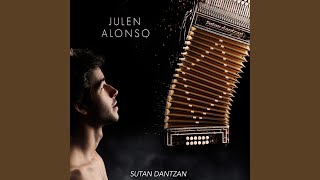 Video thumbnail of "Julen Alonso - Ez Egin Alde"