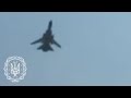 Бомбардувальник Су-24 ЗСУ із ревом проноситься над пляжем. Затока