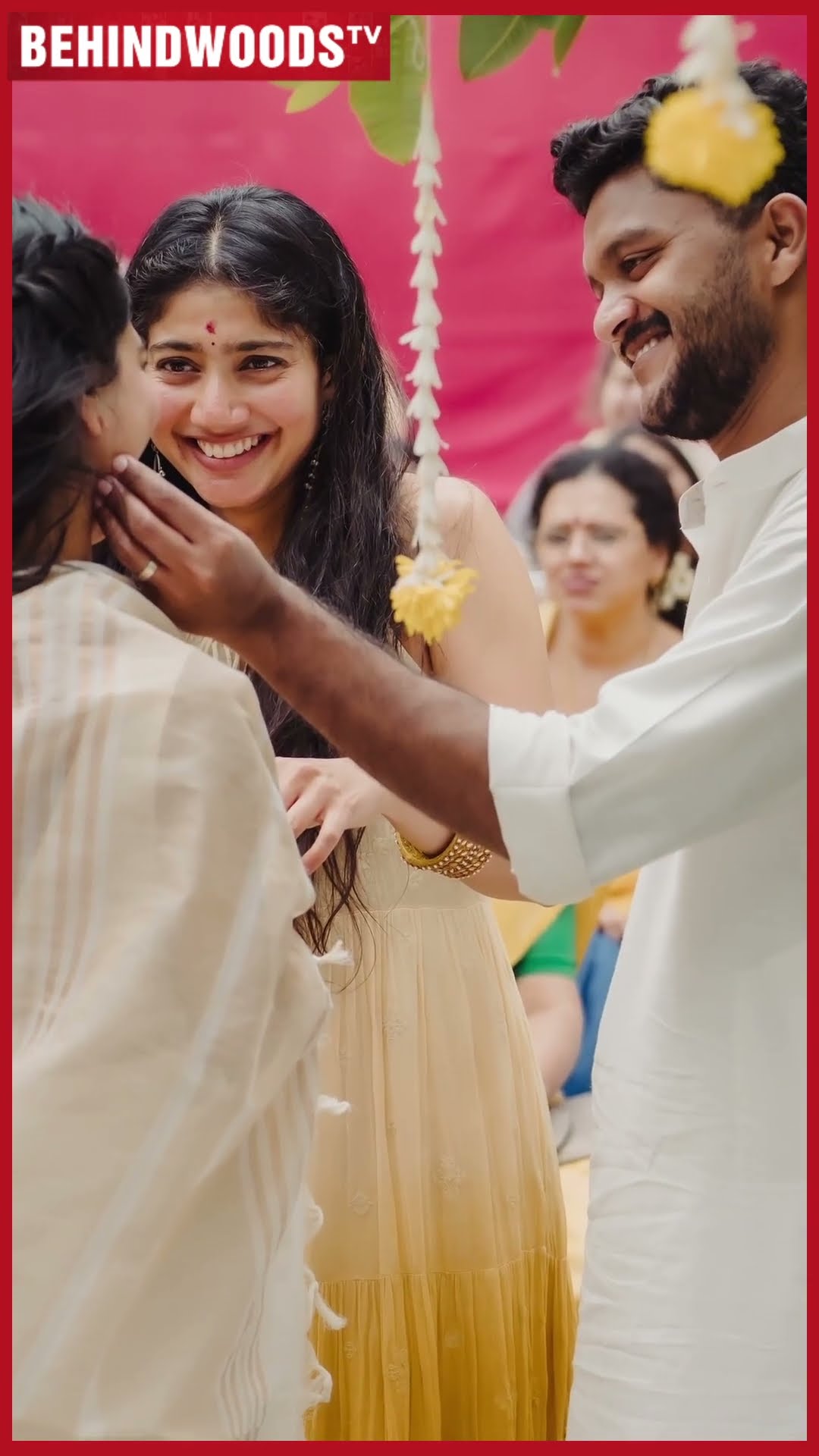 Pooja இங்க பாரு...தங்கச்சி கல்யாணத்தை ஆசையா Photo எடுத்த Sai Pallavi ?
