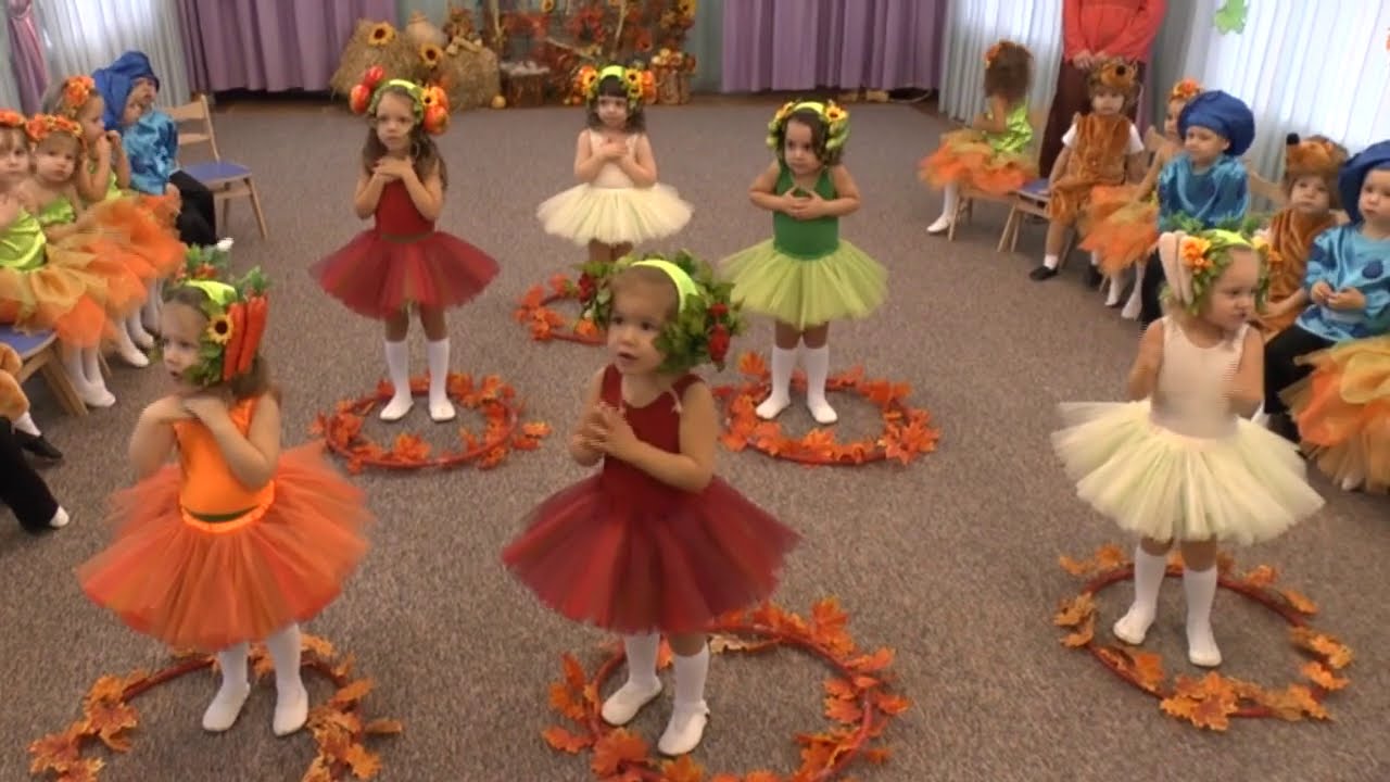 Танец для ясельной группы. Танец осени в детском саду. Осенние танцы на утреннике. Осенние танцы для маленьких детей в детском саду. Танец овощей в детском саду старшая группа.