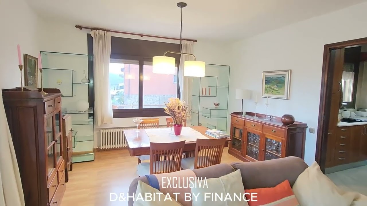 Gran casa en venta en Llinars del Vallès, dispone de jardín y piscina