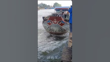 Ghe tàu va chạm khi vượt cống |Boat collided when crossing the sewer|Lư vũ vlog