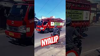 DETIK2 TRUK GAS NYALIP JEEP BROOO! #traffic #trukmitsubishi #trukoleng #jeep #barteran #support