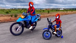 Homem aranha e Kid Aranha Corrida de Super Motos / SALTOS e QUEDAS COM MOTOS (Corrida Super Heróis)