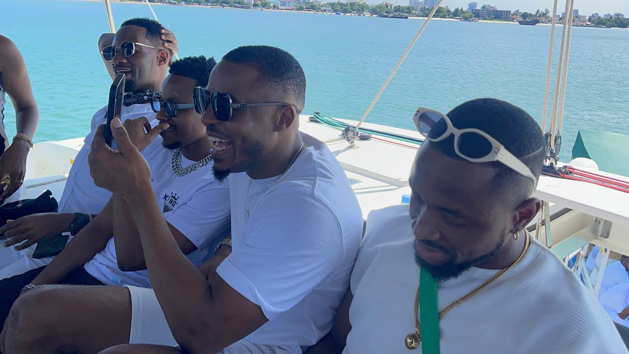 BIRTHDAY PARTY YA ALIKIBA KWENYE BOTI, WAMUIMBIA LIVE, AMTAJA DIAMOND NA MASTAA WENGINE