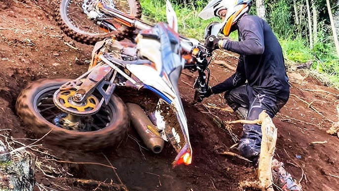 CAI NO RIO NA TRILHA DE MOTO 