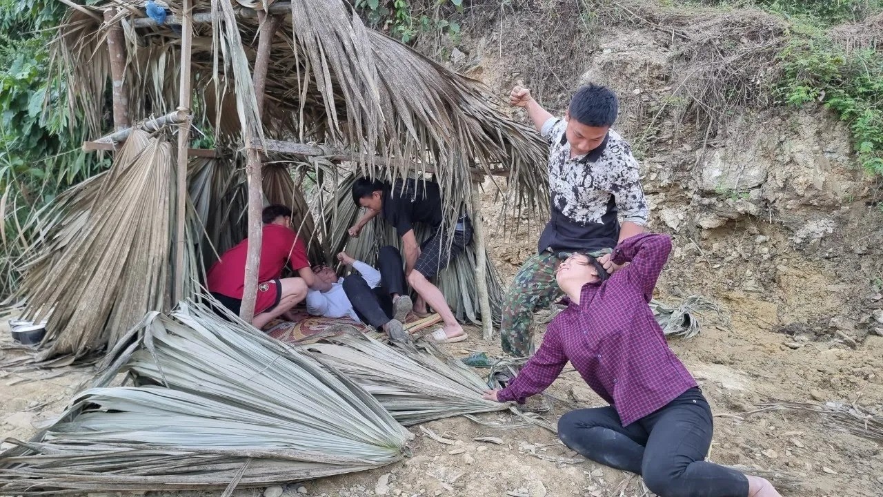 Single mother builds her dream bamboo house, and her ex-husband returns.
