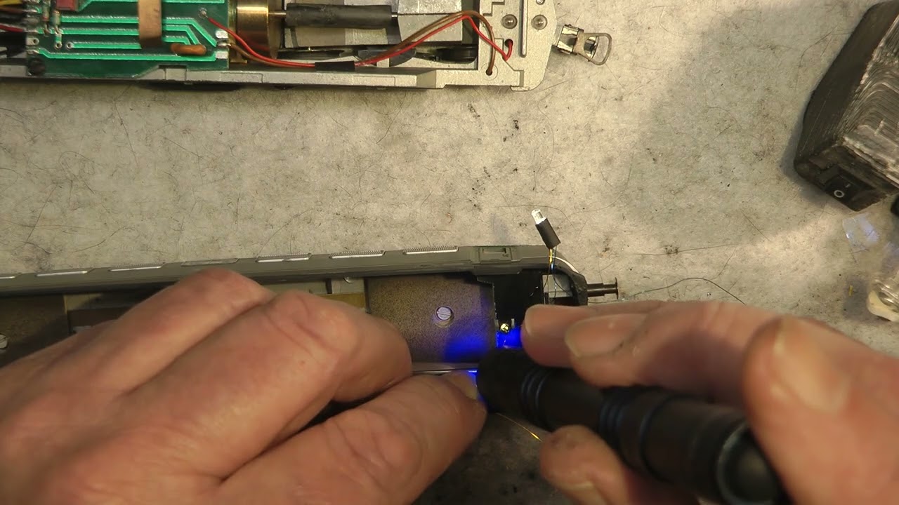 Wolfgangs Märklin Modellbahn ,gebrochene Lichtleiter an Liliput E 40 was tun ?