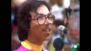 Calouro Samba Com Rita Cadillac E Faz Marchinha Pra Chacrinha