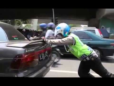 Video Polisi Dorong Mobil  Warga yang Mogok  Heboh di Media 