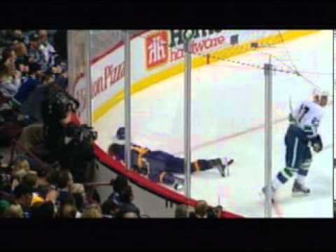 Anze Kopitar Injury vs. Vancouver Canucks - Octobe...