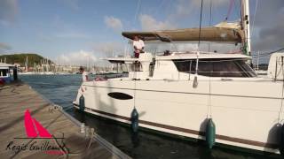 Manoeuvre en catamaran pour accostage au ponton avec Regis Guillemot Charter