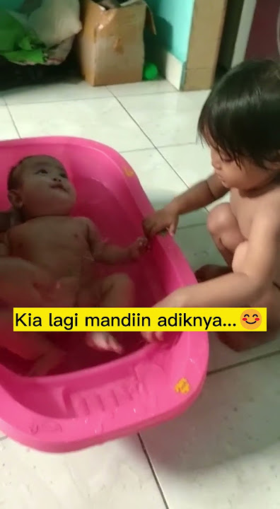 Mandi bareng adik  😋
