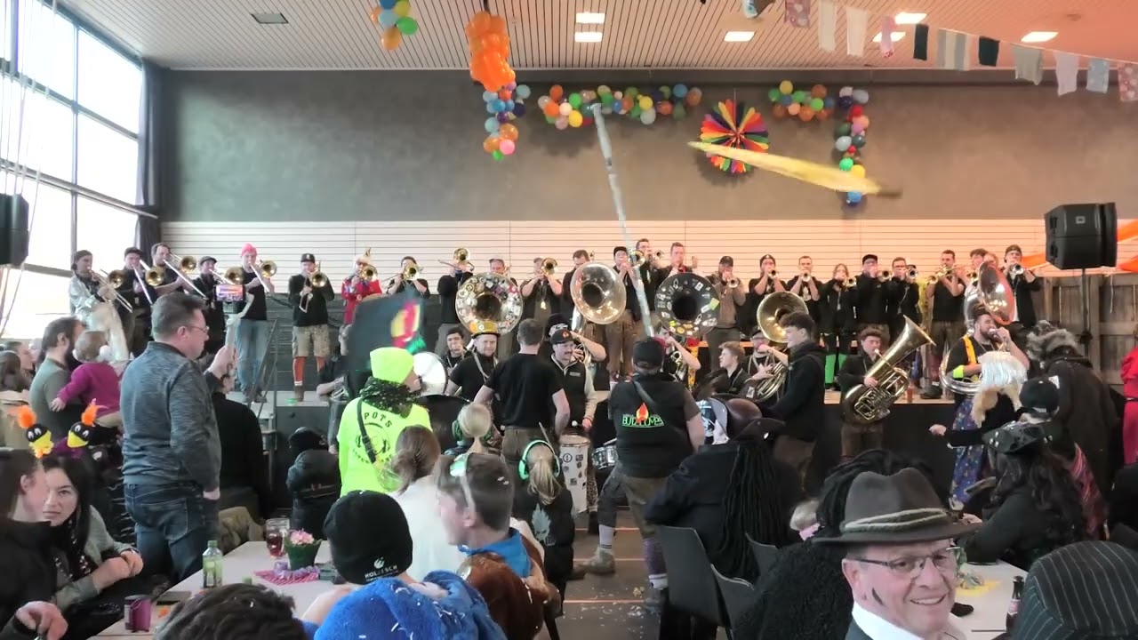 Butzlumpa-Auftritt nach dem Fasnetsumzug