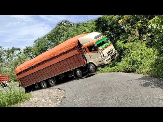 Extreme and dangerous! Fuso truck through the narrow mountain road class=