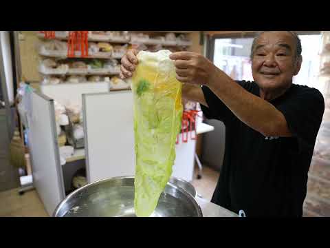 The process of making fake food. A 71-year-old craftsman who has been making fake food for 53 years.