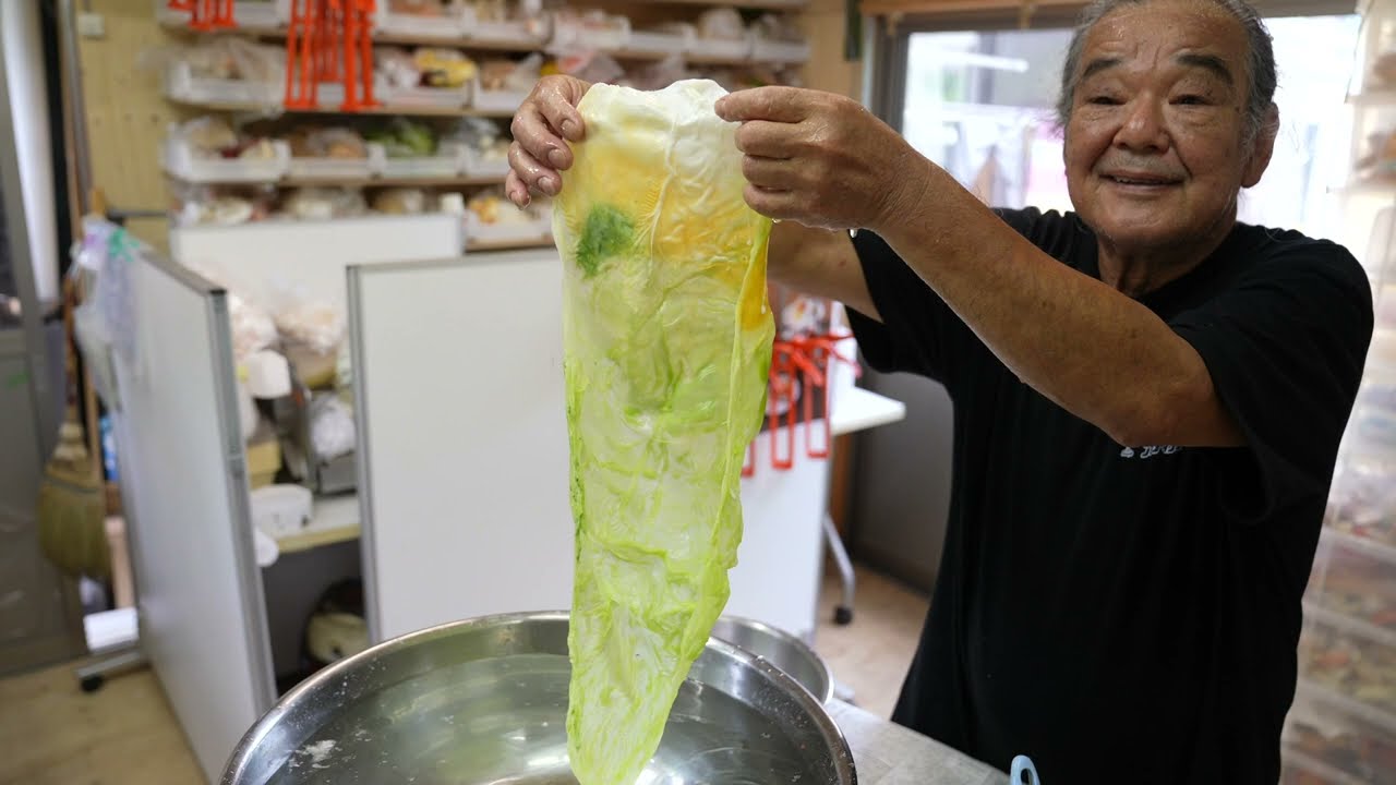 ⁣The process of making fake food. A 71-year-old craftsman who has been making fake food for 53 years.