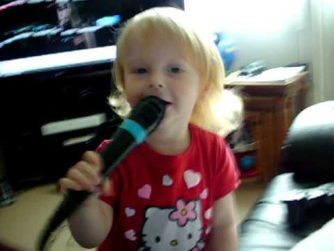 livvie on singstar singing ' Leona Lewis - Run '