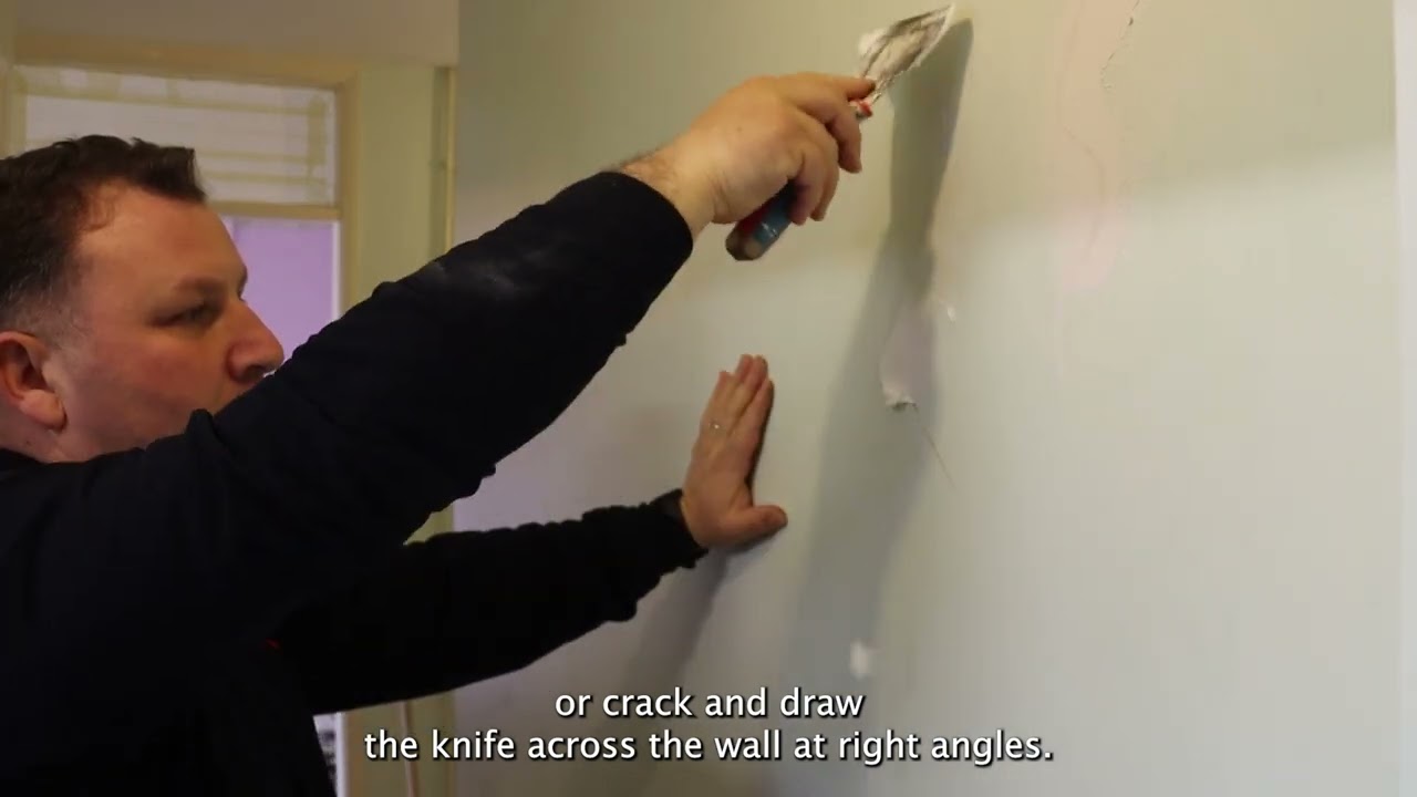 Filling minor cracks in plaster