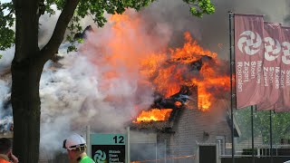 Grote brand in woning met rieten dak in Rosmalen, Brandweer met spoed onderweg