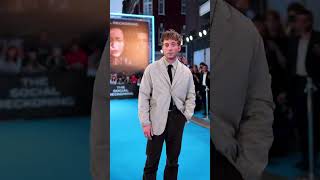 Jeremy Allen White conquistando la alfombra azul de #ElPrecioDeLaRedLaPelícula