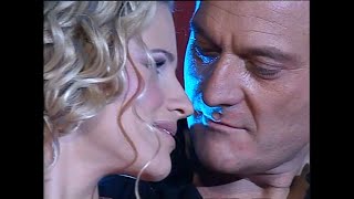 Michelle Hunziker e Claudio Bisio in "Dirty Dancing" (Zelig Circus 2003) (HD)